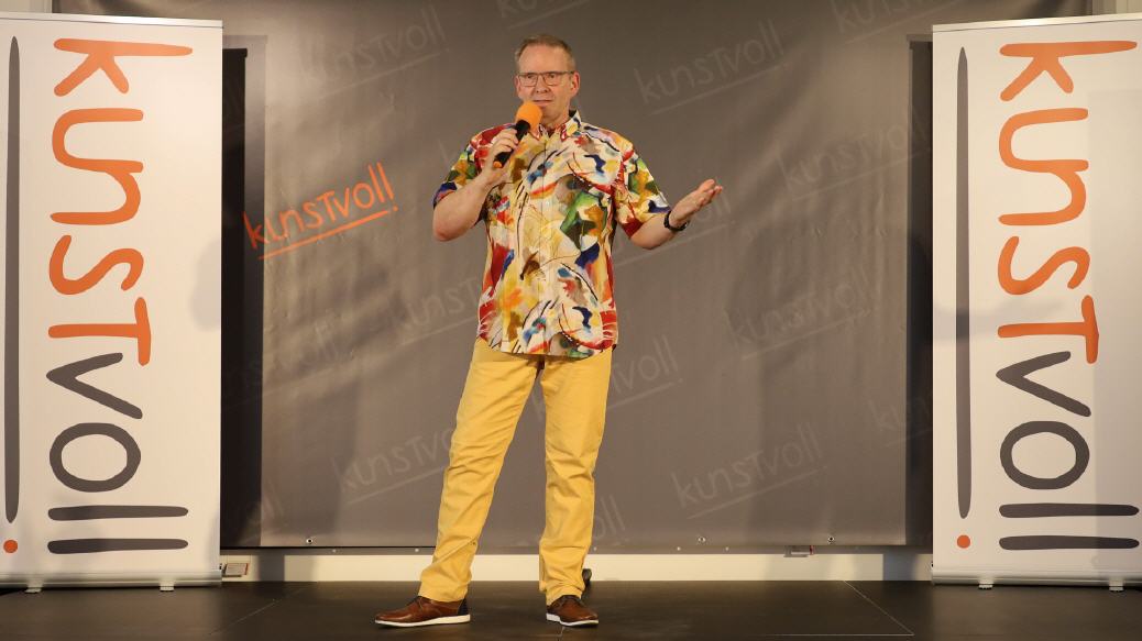 Gerald Knop bei der Begrüßung der Gäste