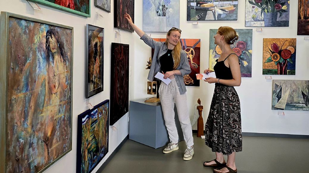 Besucherinnen bei der Wahl der drei für sie besten